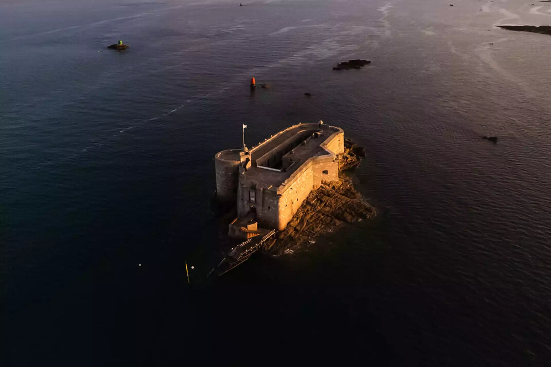 La Baie de Morlaix a labordage du chateau du Taureau